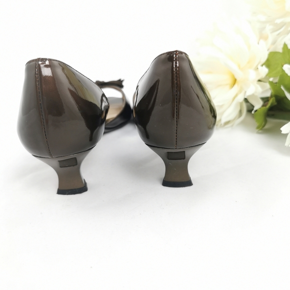 Stuart Weitzman Kitten Heel Shoe - Picture 3 of 14